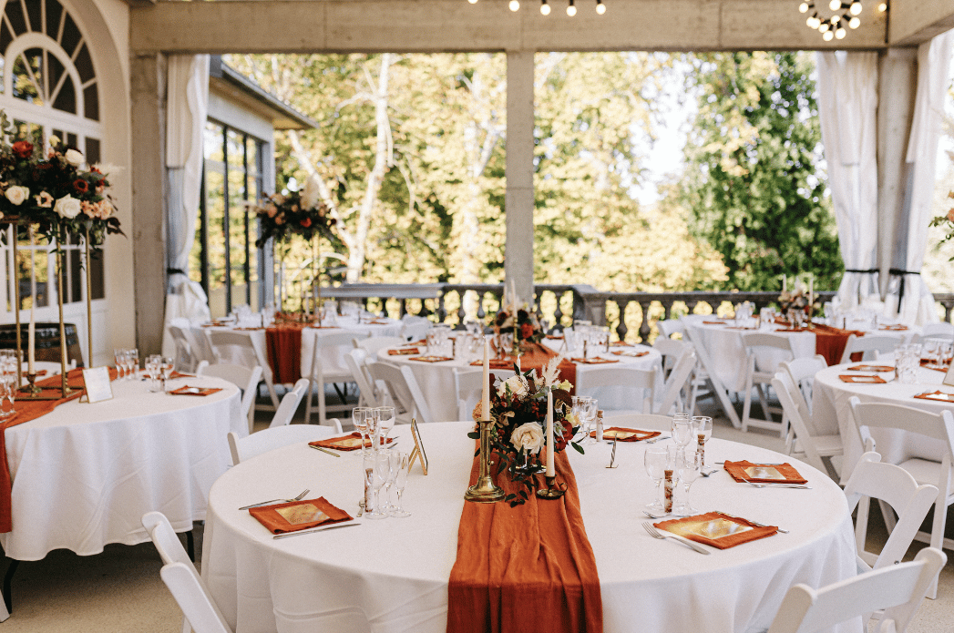 photo table mariage terracota avec chemin de table chandelier et fleurs