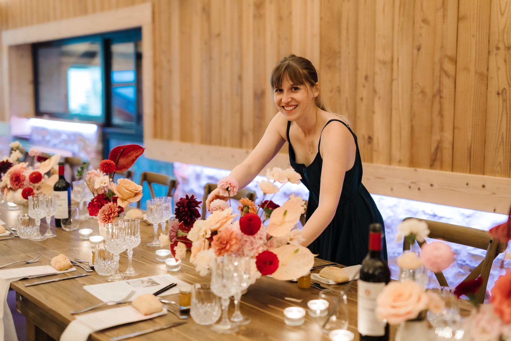 la wedding planner qui installe la décoration sur la table des mariés