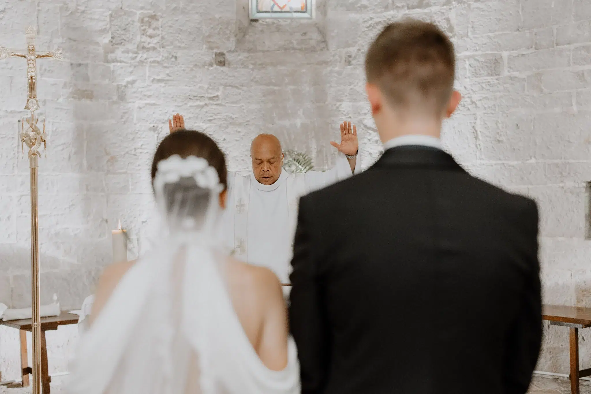 couple de mariés devant un prêtre