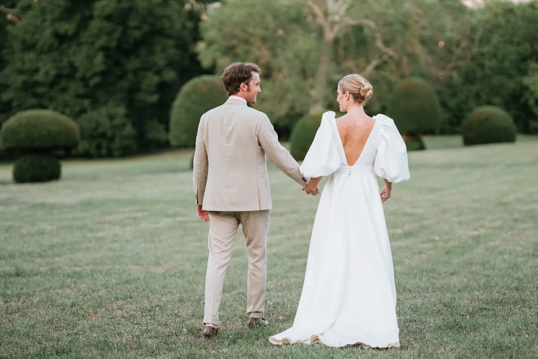 Couple de mariés dans jardin