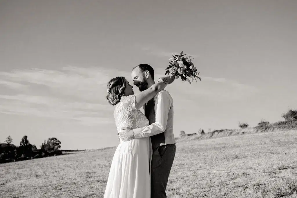 couple mariés dans la nature