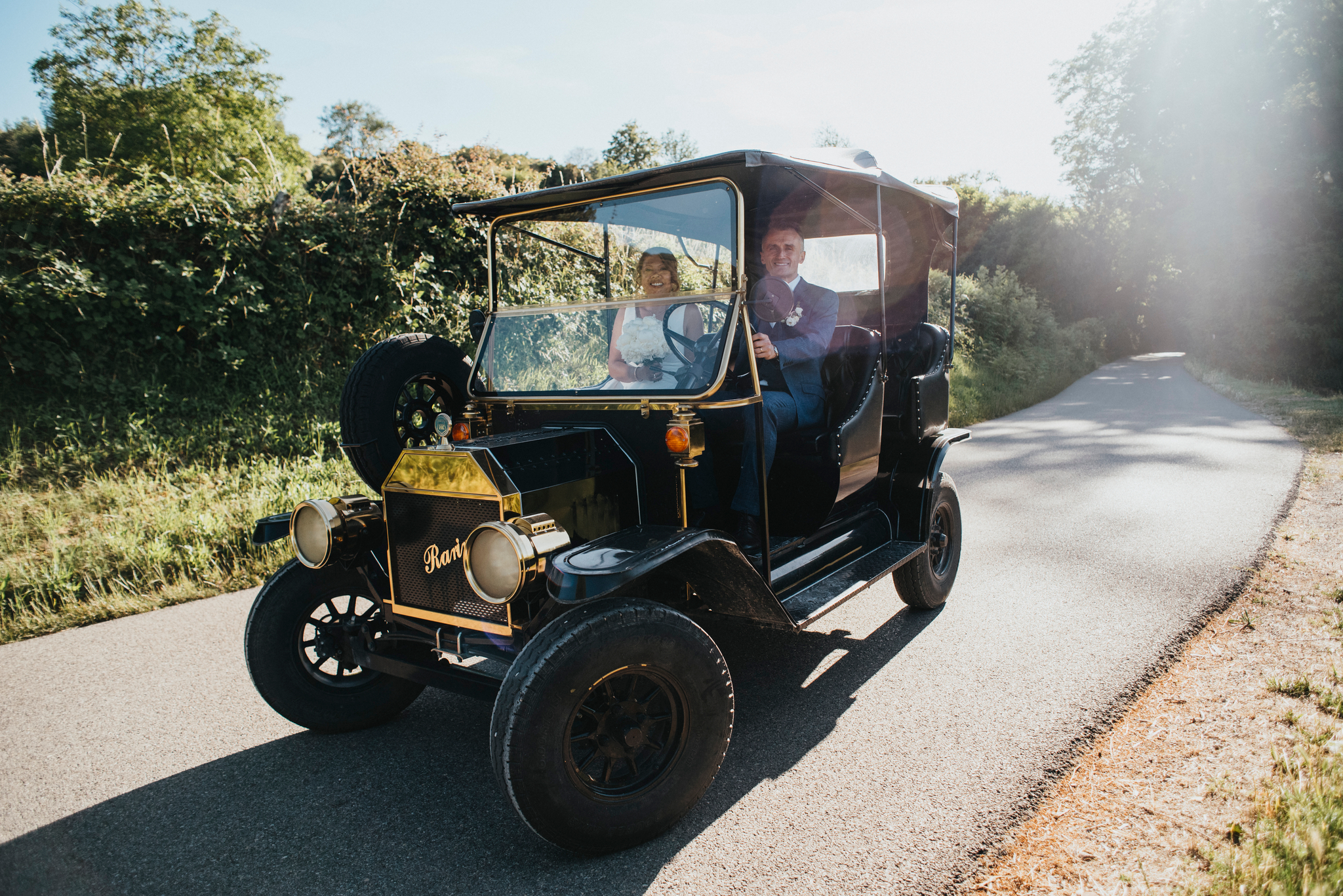 couple de mariés dans une vieille voiture